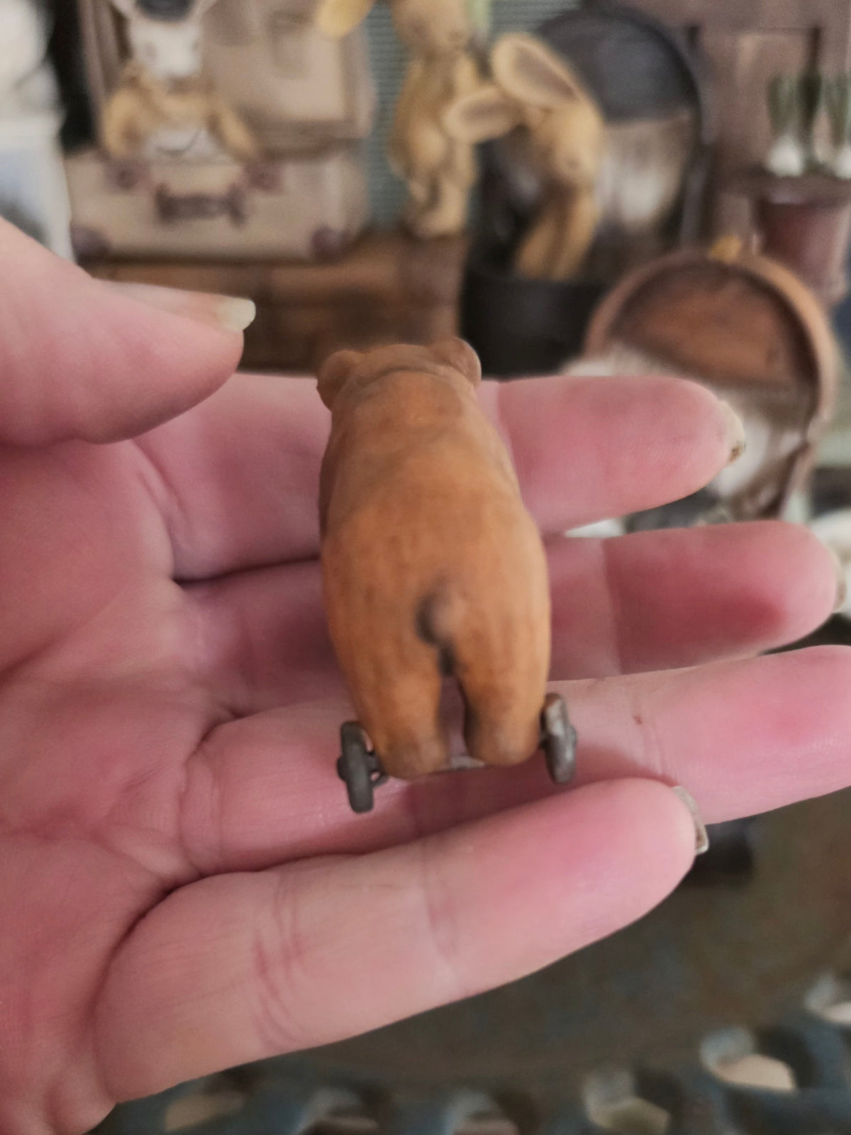 Miniatuur Oude Speelgoedbeer op Wielen – Nostalgische Brocante Charme