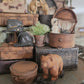 Miniatuur Oude Speelgoedbeer op Wielen – Nostalgische Brocante Charme