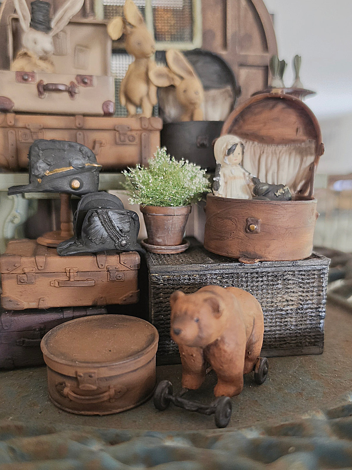 Miniatuur Oude Speelgoedbeer op Wielen – Nostalgische Brocante Charme