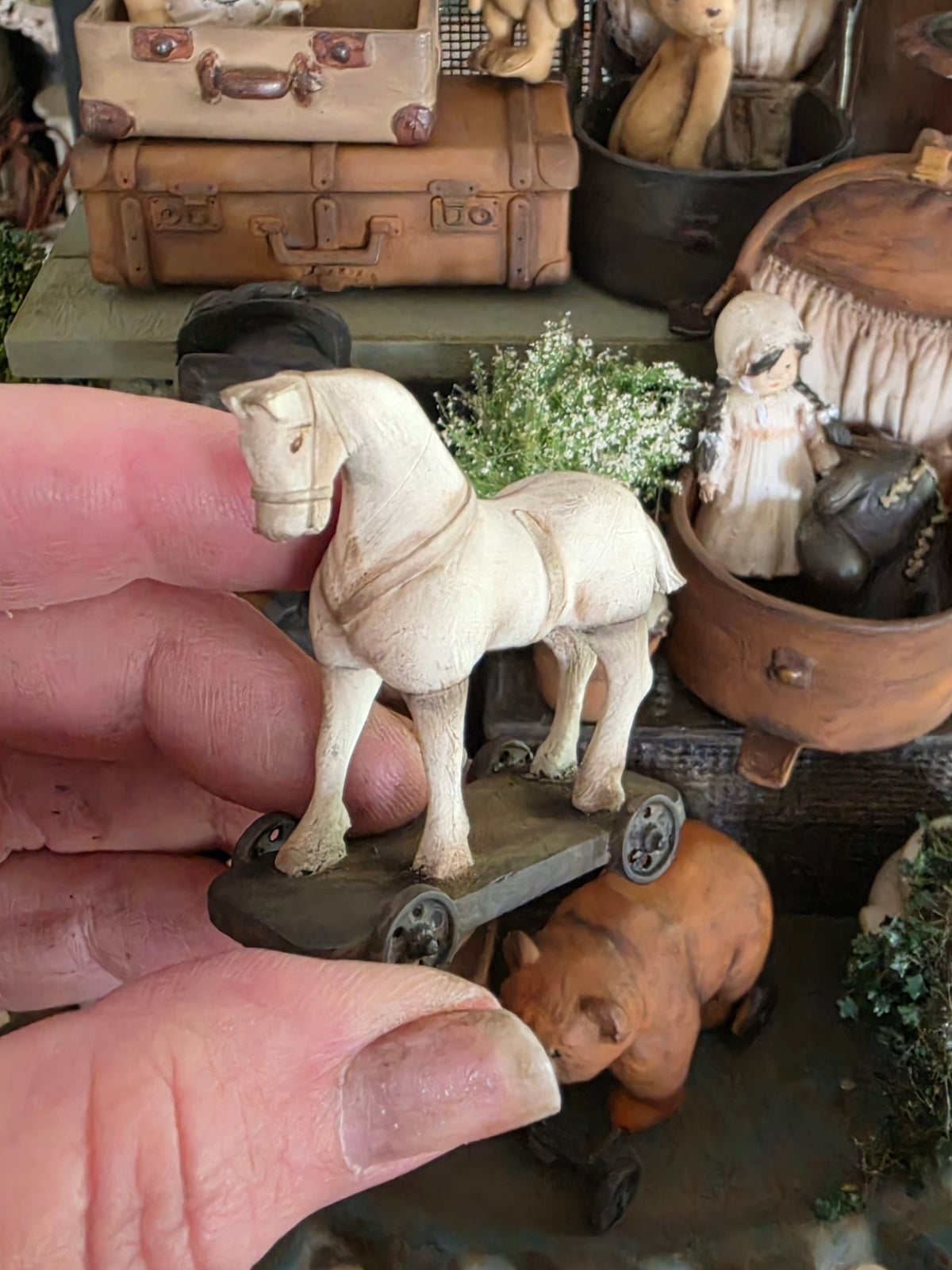 Miniatuur Antiek Trekpaard op Wieltjes | Vintage Toy Horse | Brocante Speelgoedpaard | Handbeschilderd Resin Miniatuur