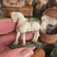 Miniatuur Antiek Trekpaard op Wieltjes | Vintage Toy Horse | Brocante Speelgoedpaard | Handbeschilderd Resin Miniatuur