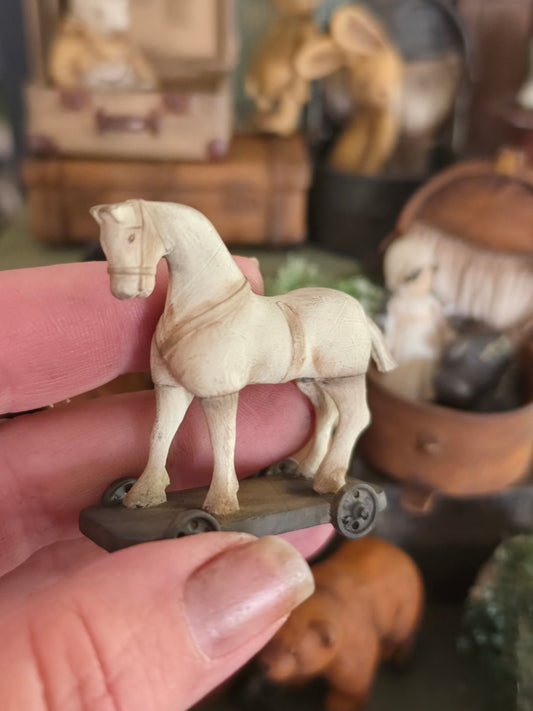 Miniatuur Antiek Trekpaard op Wieltjes | Vintage Toy Horse | Brocante Speelgoedpaard | Handbeschilderd Resin Miniatuur