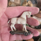 Miniatuur Antiek Trekpaard op Wieltjes | Vintage Toy Horse | Brocante Speelgoedpaard | Handbeschilderd Resin Miniatuur