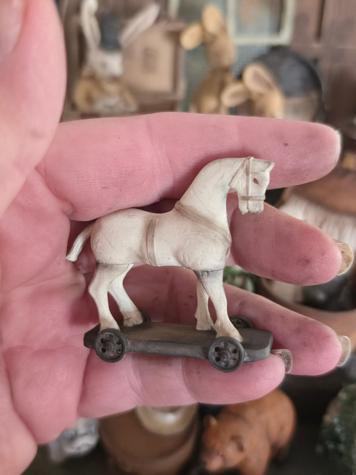 Miniatuur Antiek Trekpaard op Wieltjes | Vintage Toy Horse | Brocante Speelgoedpaard | Handbeschilderd Resin Miniatuur