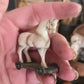 Miniatuur Antiek Trekpaard op Wieltjes | Vintage Toy Horse | Brocante Speelgoedpaard | Handbeschilderd Resin Miniatuur