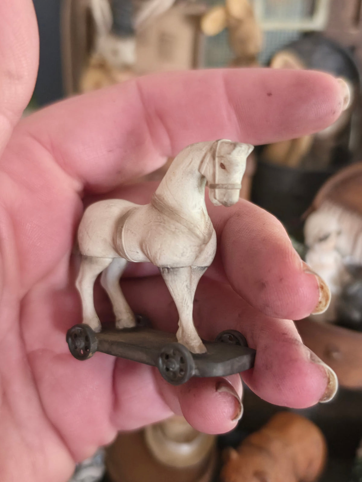 Miniatuur Antiek Trekpaard op Wieltjes | Vintage Toy Horse | Brocante Speelgoedpaard | Handbeschilderd Resin Miniatuur