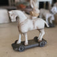 Miniatuur Antiek Trekpaard op Wieltjes | Vintage Toy Horse | Brocante Speelgoedpaard | Handbeschilderd Resin Miniatuur