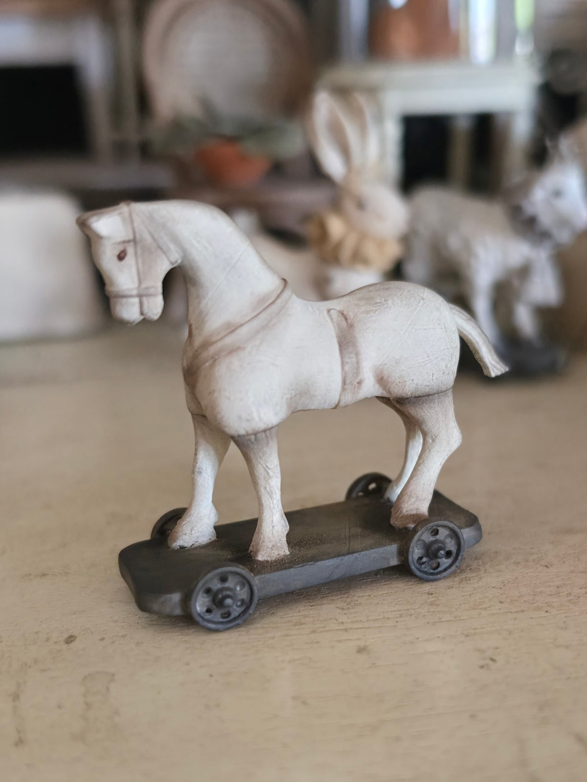 Miniatuur Antiek Trekpaard op Wieltjes | Vintage Toy Horse | Brocante Speelgoedpaard | Handbeschilderd Resin Miniatuur