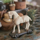 Miniatuur Antiek Trekpaard op Wieltjes | Vintage Toy Horse | Brocante Speelgoedpaard | Handbeschilderd Resin Miniatuur