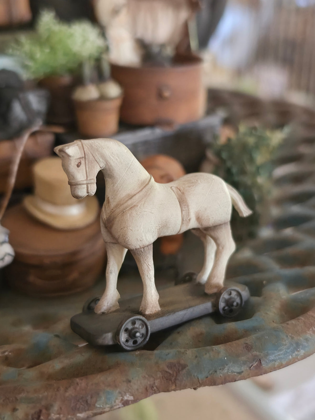 Miniatuur Antiek Trekpaard op Wieltjes | Vintage Toy Horse | Brocante Speelgoedpaard | Handbeschilderd Resin Miniatuur