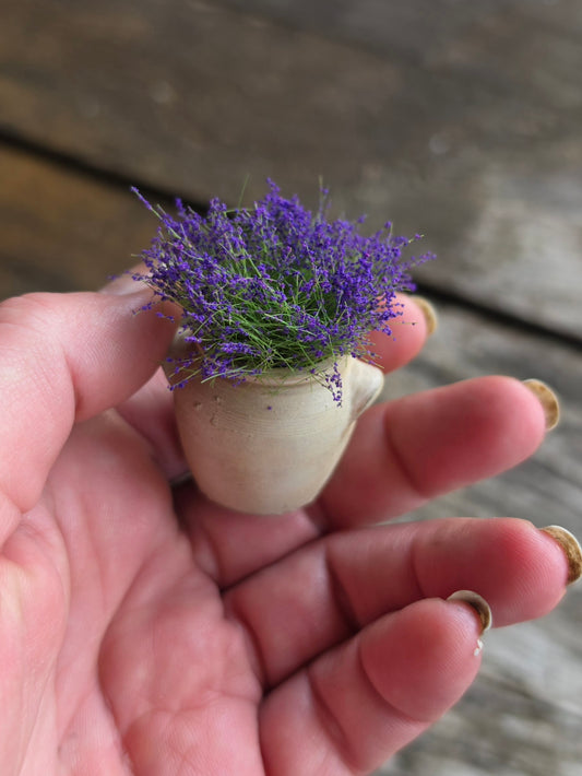 Miniatuur Lavendel in Gres Pot | Brocante Lavendelpot | Handbeschilderd Resin Miniatuur | Vintage Dollhouse Decor