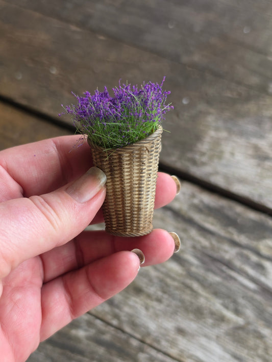 Miniatuur Lavendel in Rieten Mand | Brocante Bloemenmand | Handbeschilderd Resin Miniatuur | Vintage Garden Decor
