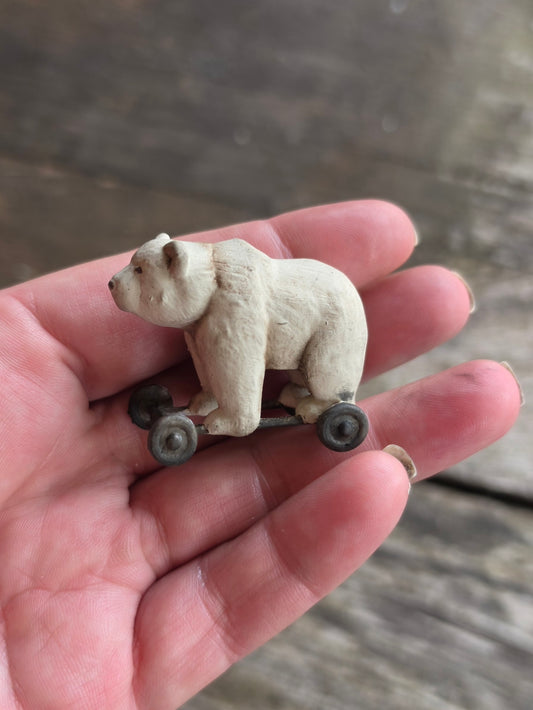 Miniatuur IJsbeer op Wieltjes | Vintage Toy Bear | Brocante Speelgoedfiguur | Handbeschilderd Resin Miniatuur