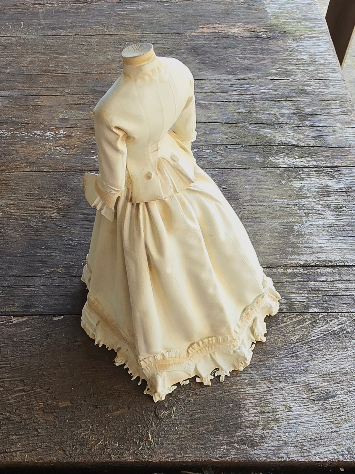 Victoriaanse Jurk op Paspop – Grote Stolpminiatuur – Brocante Display – ca. 19,5 cm