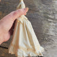 Victoriaanse Jurk op Paspop – Grote Stolpminiatuur – Brocante Display – ca. 19,5 cm