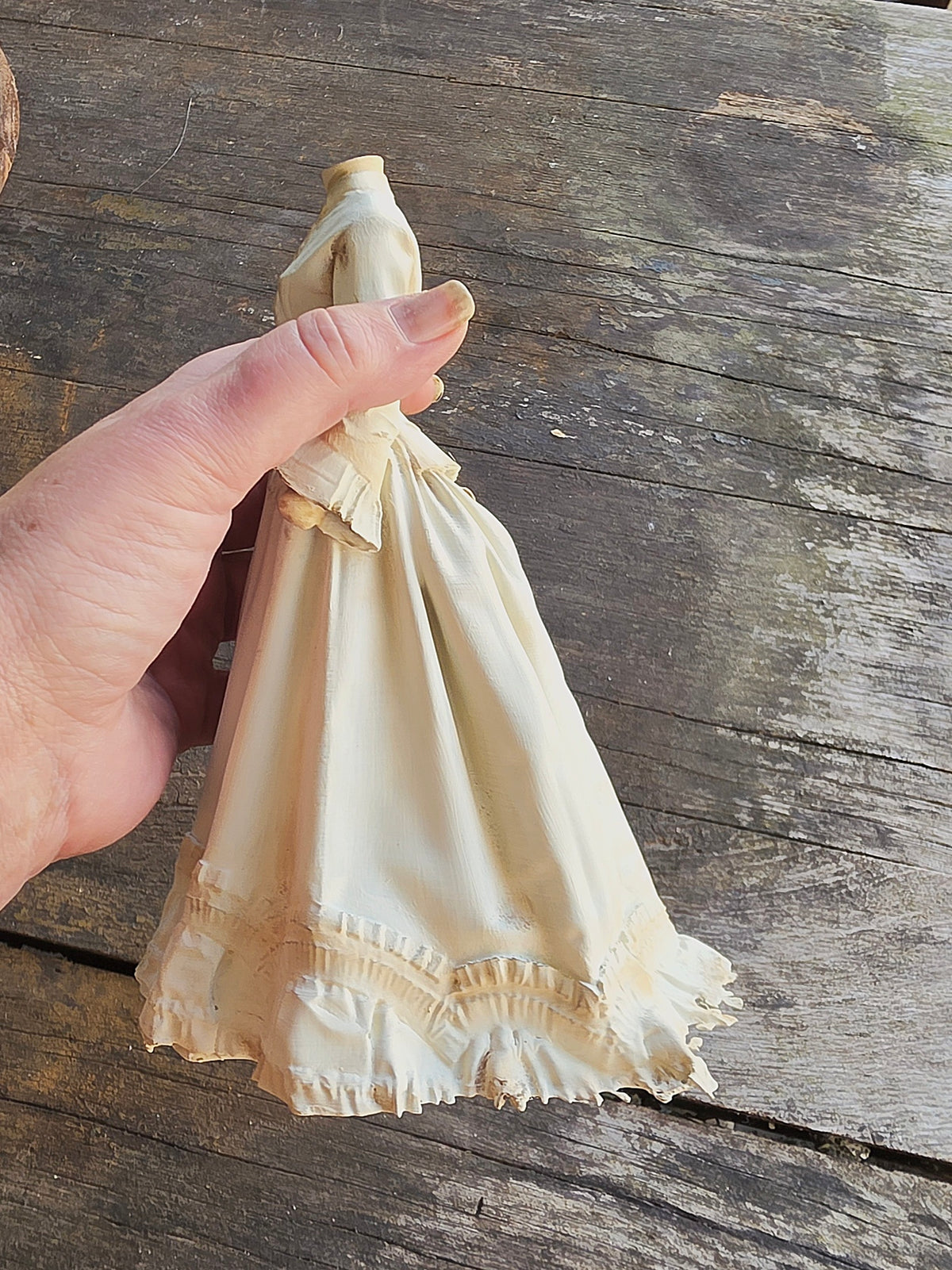 Victoriaanse Jurk op Paspop – Grote Stolpminiatuur – Brocante Display – ca. 19,5 cm