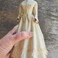 Victoriaanse Jurk op Paspop – Grote Stolpminiatuur – Brocante Display – ca. 19,5 cm