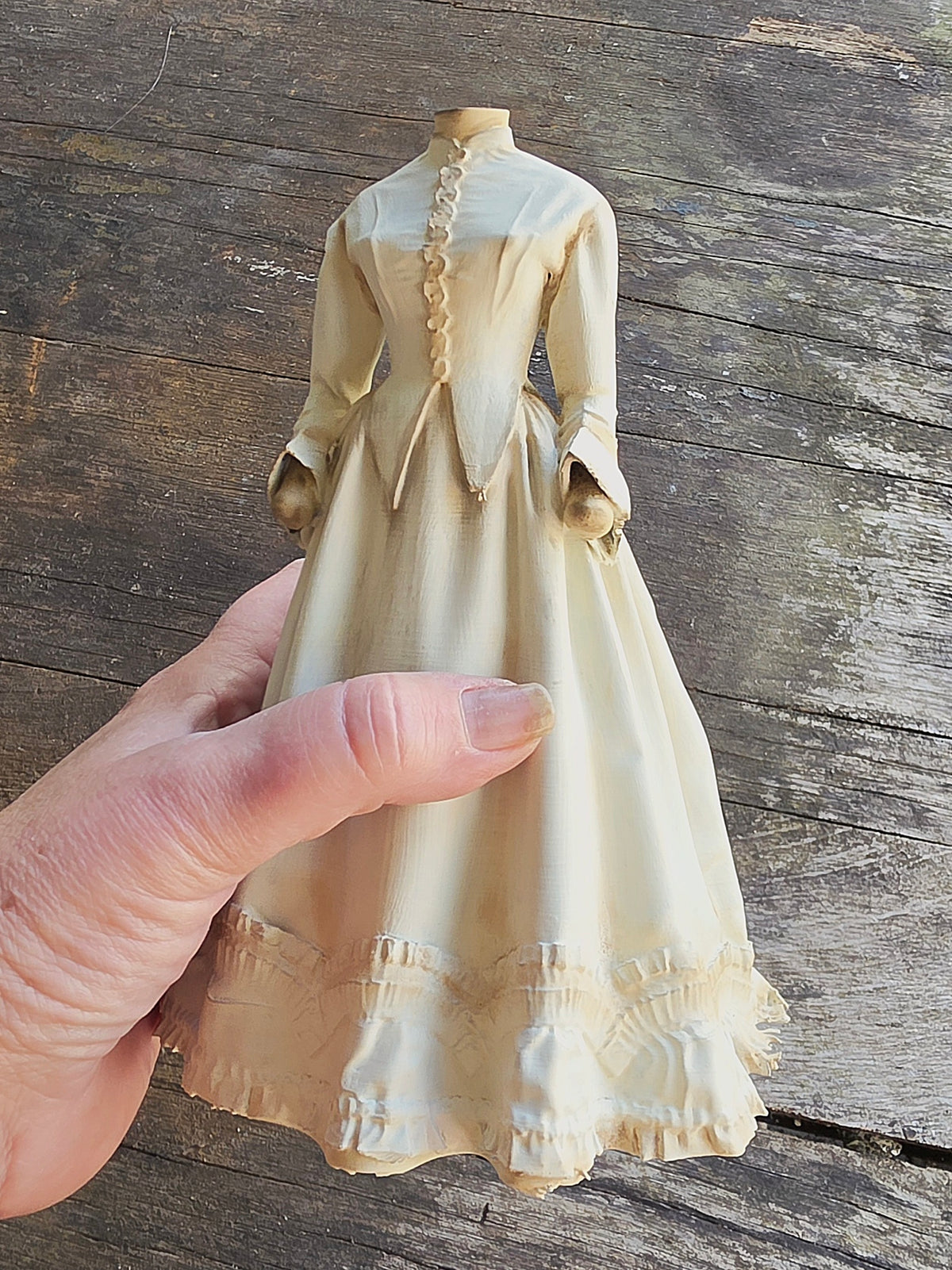 Victoriaanse Jurk op Paspop – Grote Stolpminiatuur – Brocante Display – ca. 19,5 cm