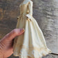 Victoriaanse Jurk op Paspop – Grote Stolpminiatuur – Brocante Display – ca. 19,5 cm