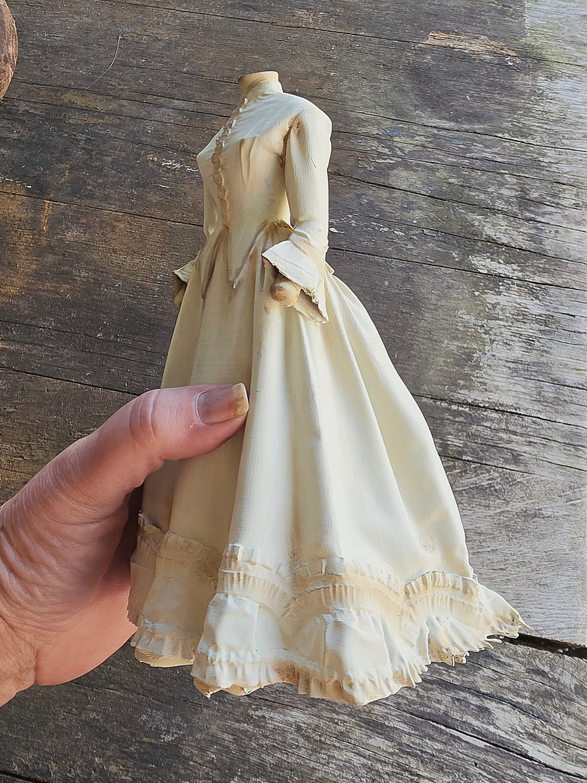 Victoriaanse Jurk op Paspop – Grote Stolpminiatuur – Brocante Display – ca. 19,5 cm