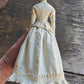 Victoriaanse Jurk op Paspop – Grote Stolpminiatuur – Brocante Display – ca. 19,5 cm