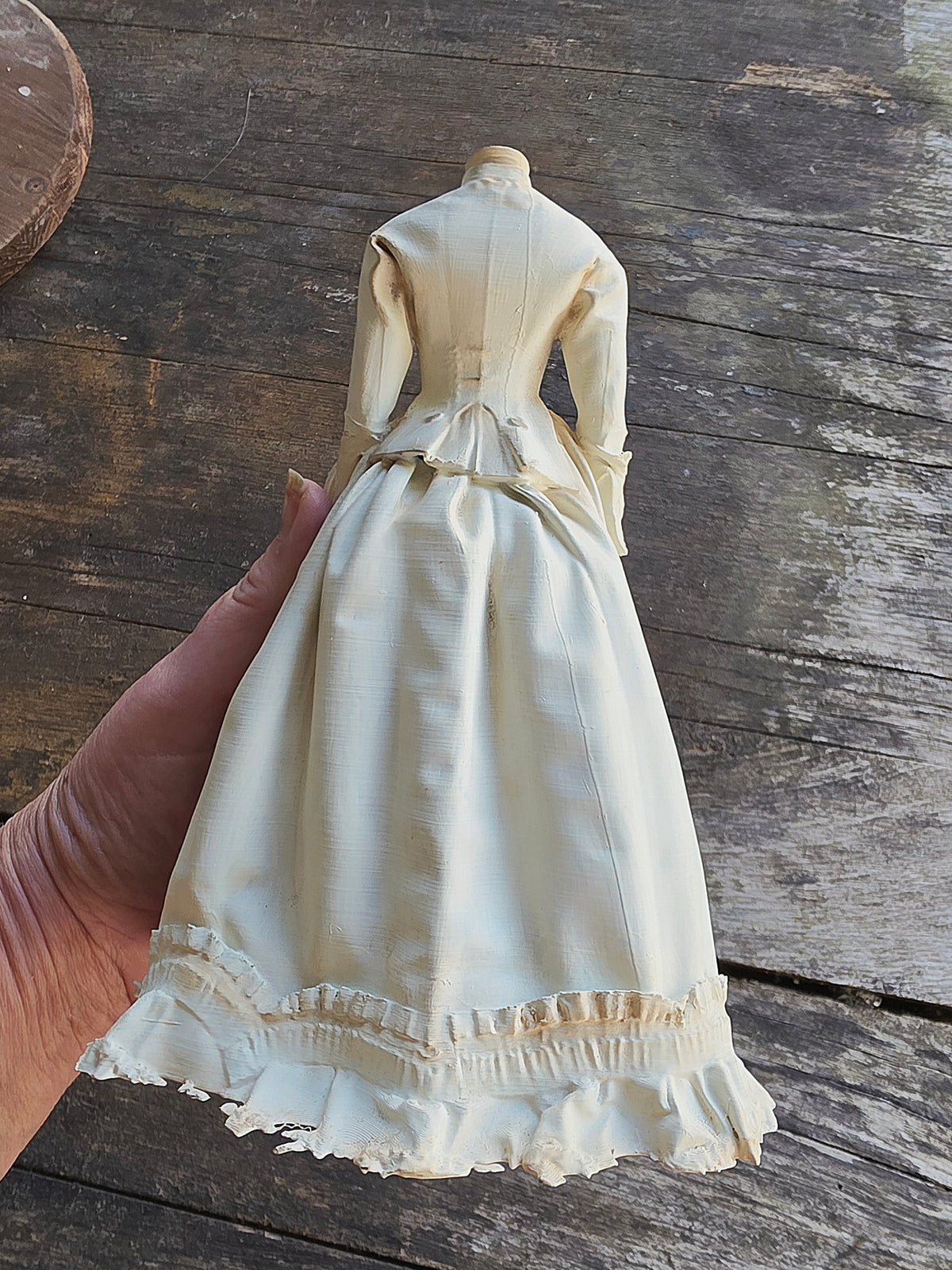 Victoriaanse Jurk op Paspop – Grote Stolpminiatuur – Brocante Display – ca. 19,5 cm