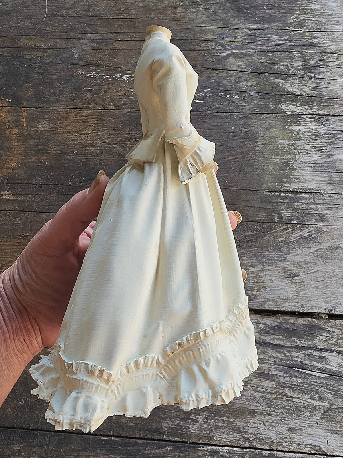 Victoriaanse Jurk op Paspop – Grote Stolpminiatuur – Brocante Display – ca. 19,5 cm