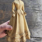 Victoriaanse Jurk op Paspop – Grote Stolpminiatuur – Antiek Brocante – ca. 19,5 cm