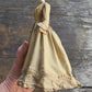 Victoriaanse Jurk op Paspop – Grote Stolpminiatuur – Antiek Brocante – ca. 19,5 cm