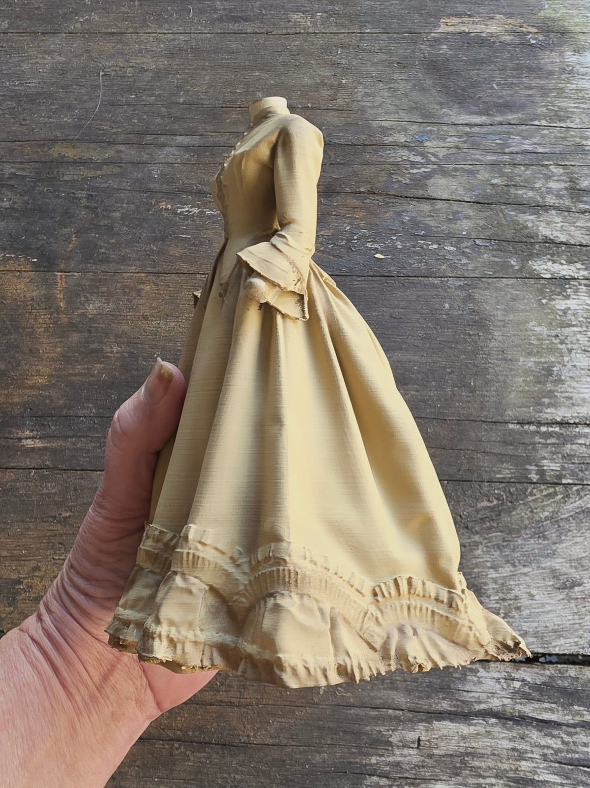 Victoriaanse Jurk op Paspop – Grote Stolpminiatuur – Antiek Brocante – ca. 19,5 cm