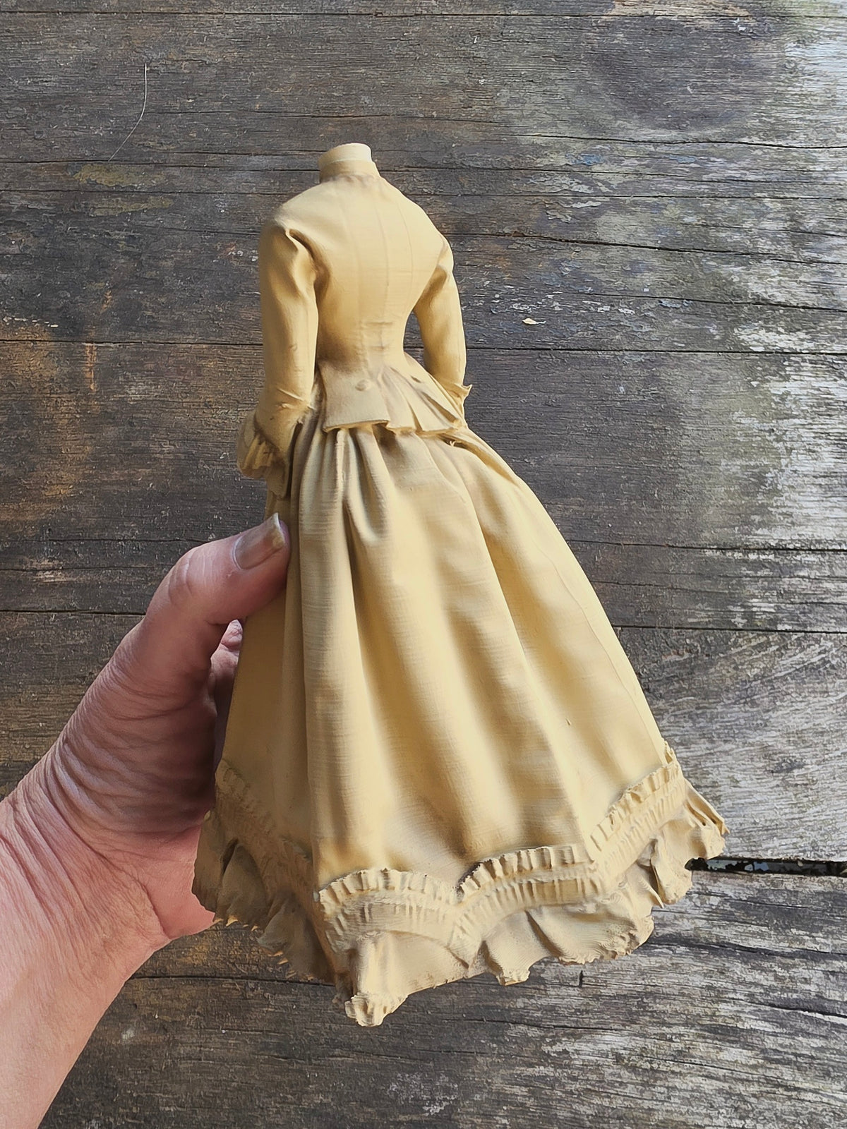 Victoriaanse Jurk op Paspop – Grote Stolpminiatuur – Antiek Brocante – ca. 19,5 cm