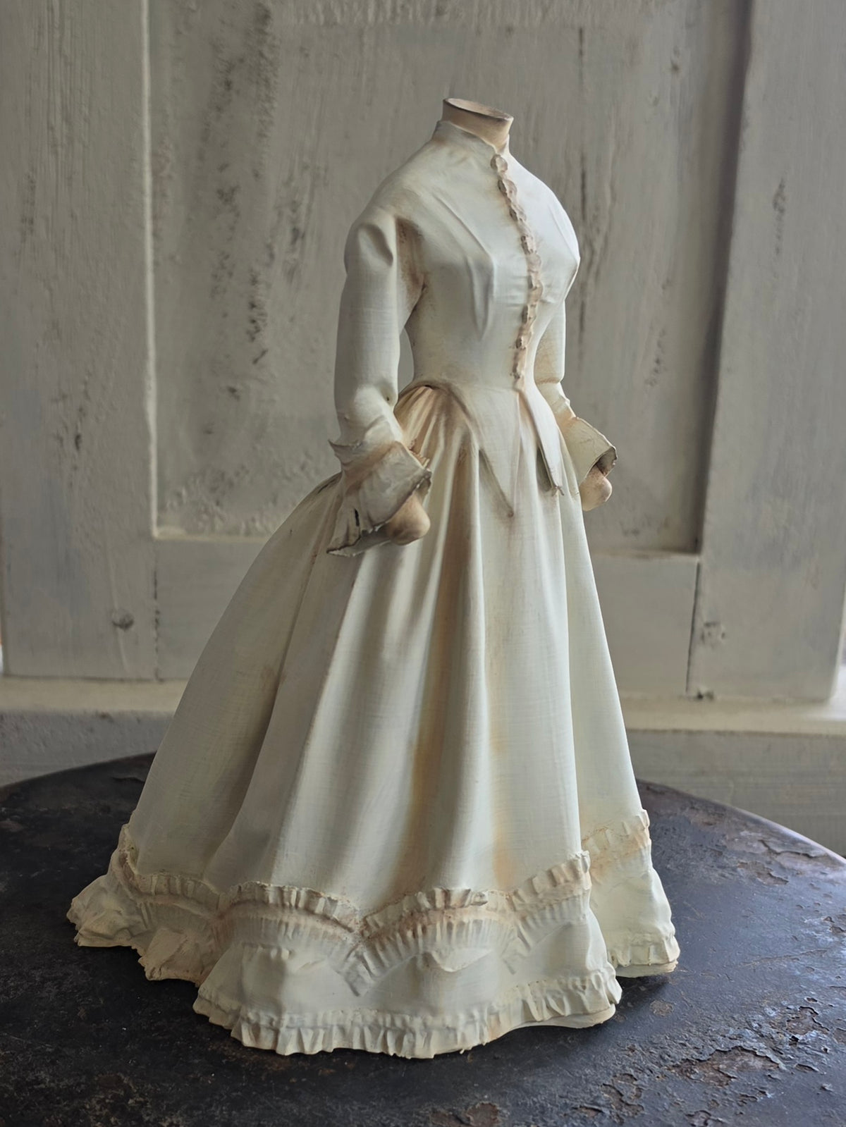 Victoriaanse Jurk op Paspop – Grote Stolpminiatuur – Brocante Display – ca. 19,5 cm