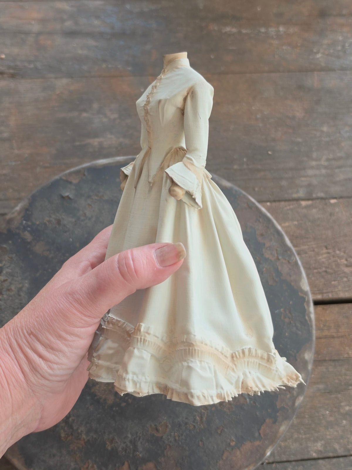 Victoriaanse Jurk op Paspop – Grote Stolpminiatuur – Brocante Display – ca. 19,5 cm