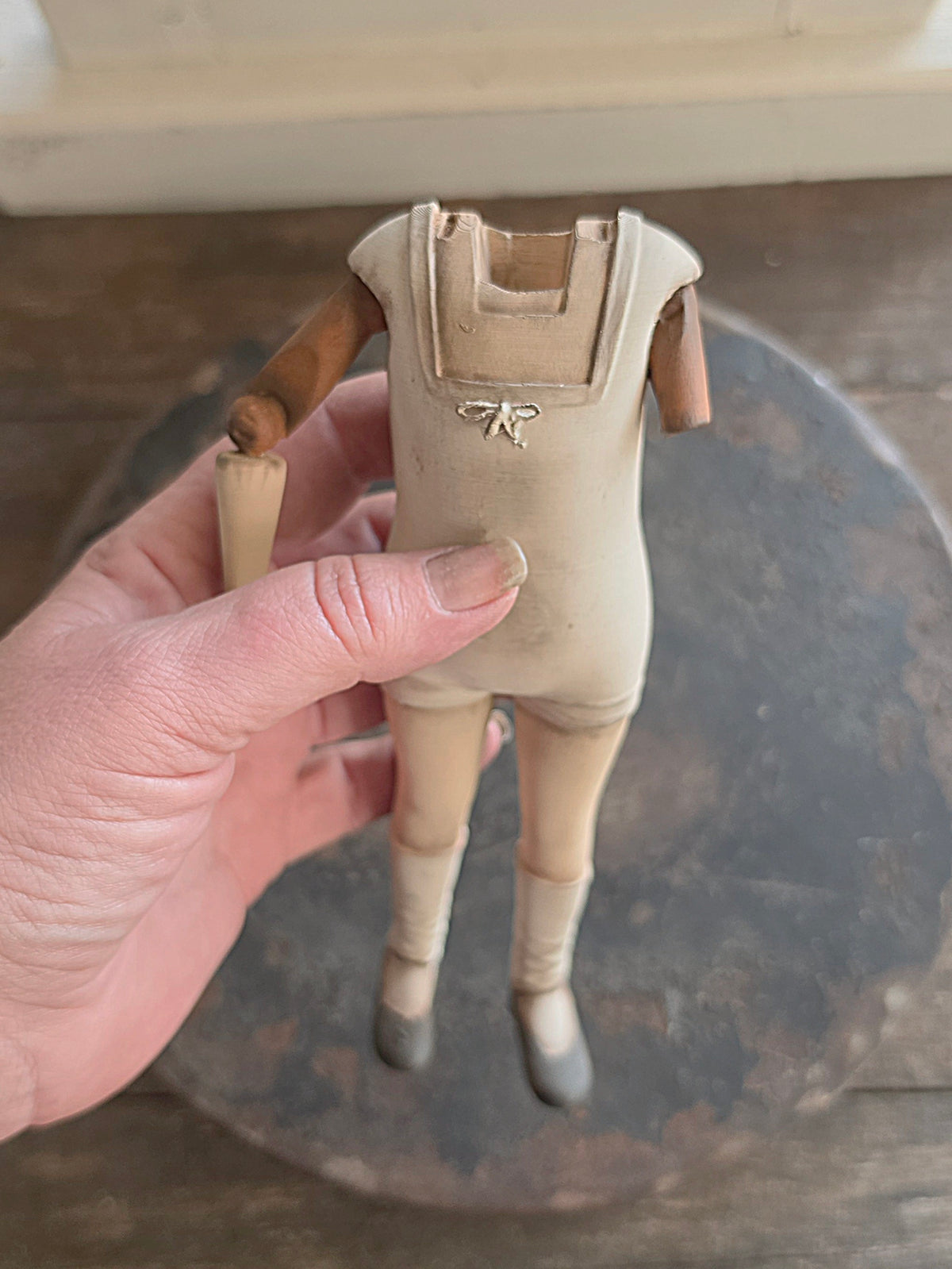 Vintage Paspop – Grote Stolpminiatuur – Antique Doll Display – ca. 19 cm