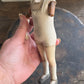 Vintage Paspop – Grote Stolpminiatuur – Antique Doll Display – ca. 19 cm