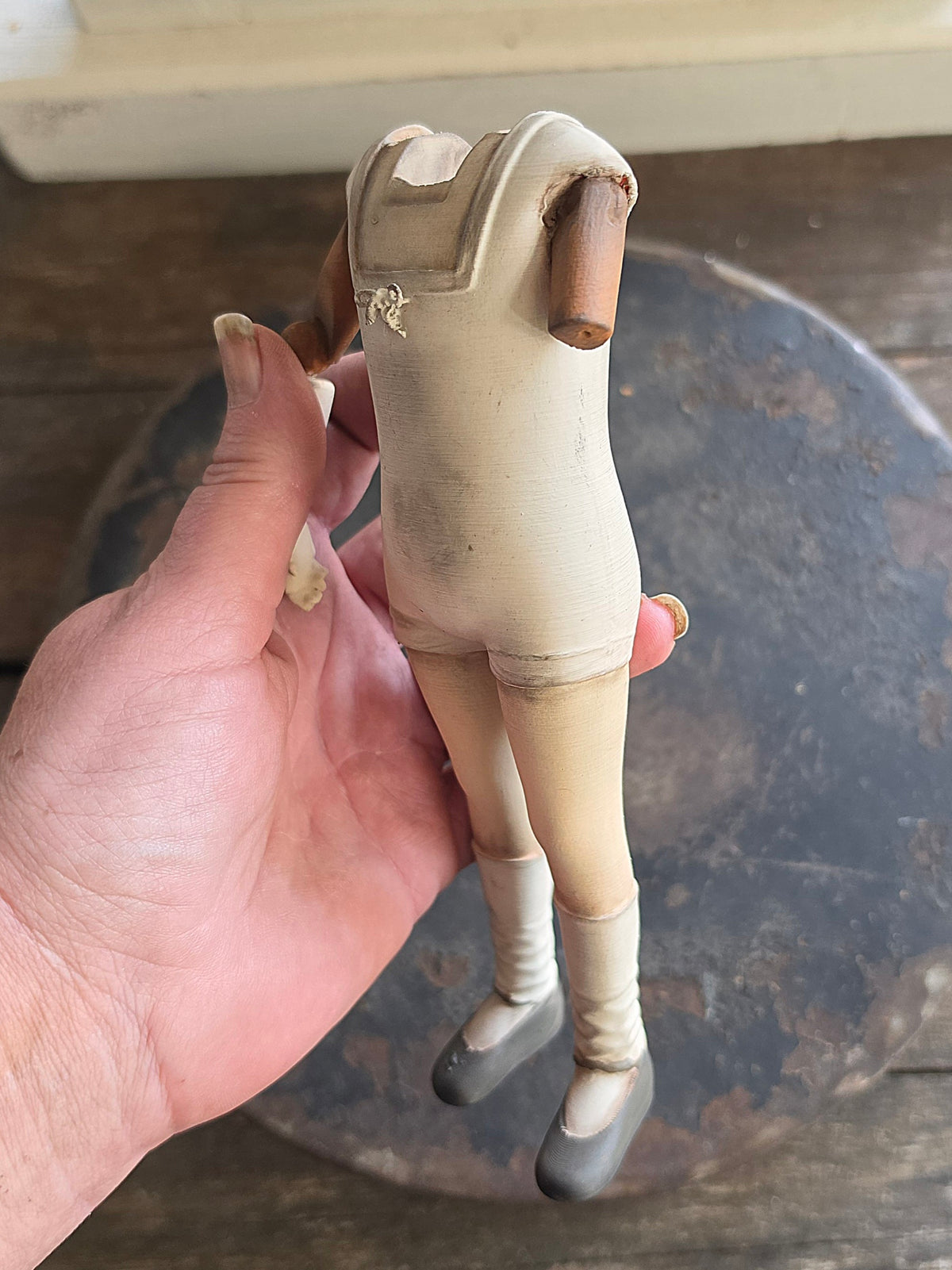 Vintage Paspop – Grote Stolpminiatuur – Antique Doll Display – ca. 19 cm