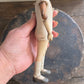 Vintage Paspop – Grote Stolpminiatuur – Antique Doll Display – ca. 19 cm