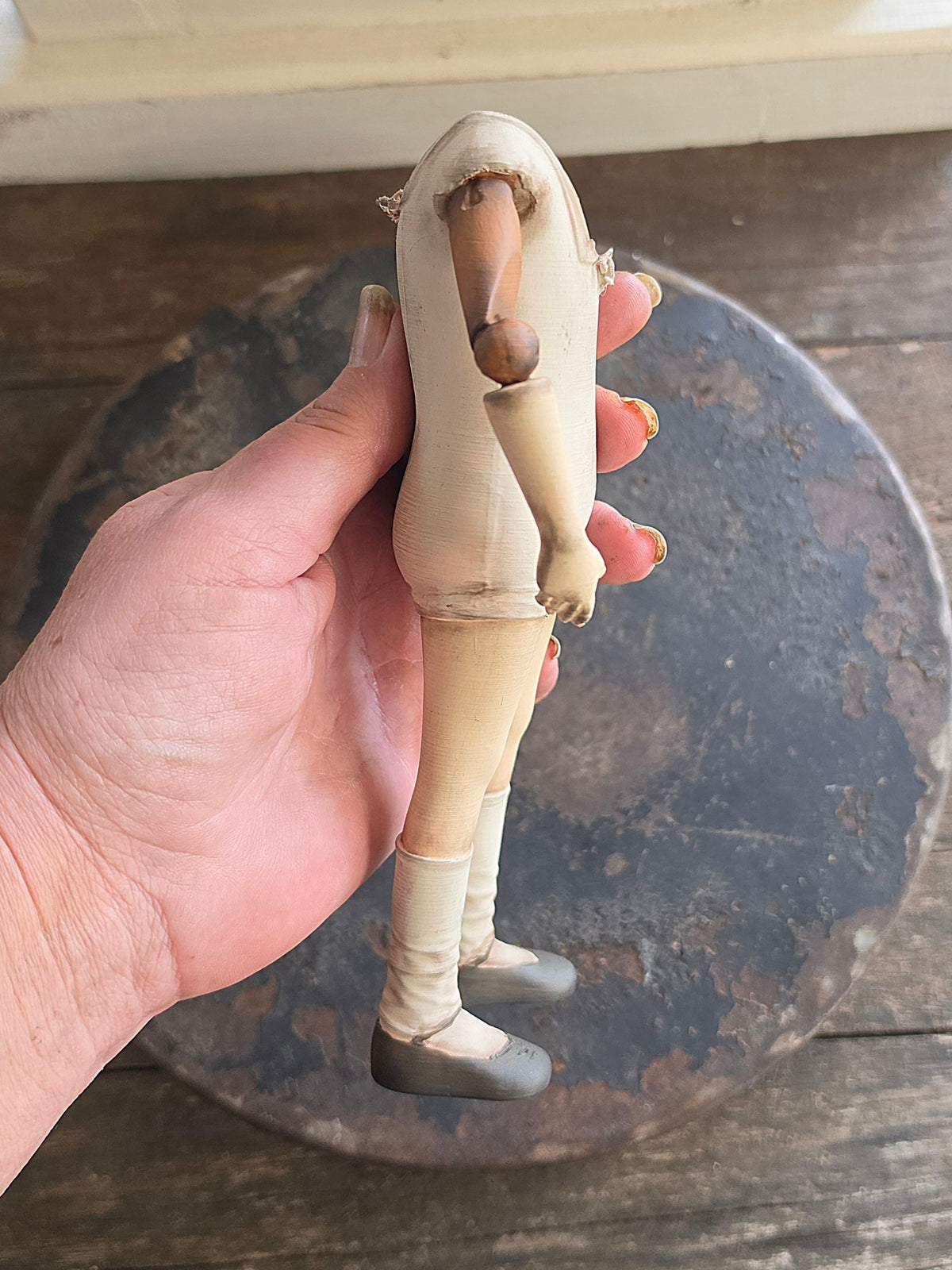 Vintage Paspop – Grote Stolpminiatuur – Antique Doll Display – ca. 19 cm