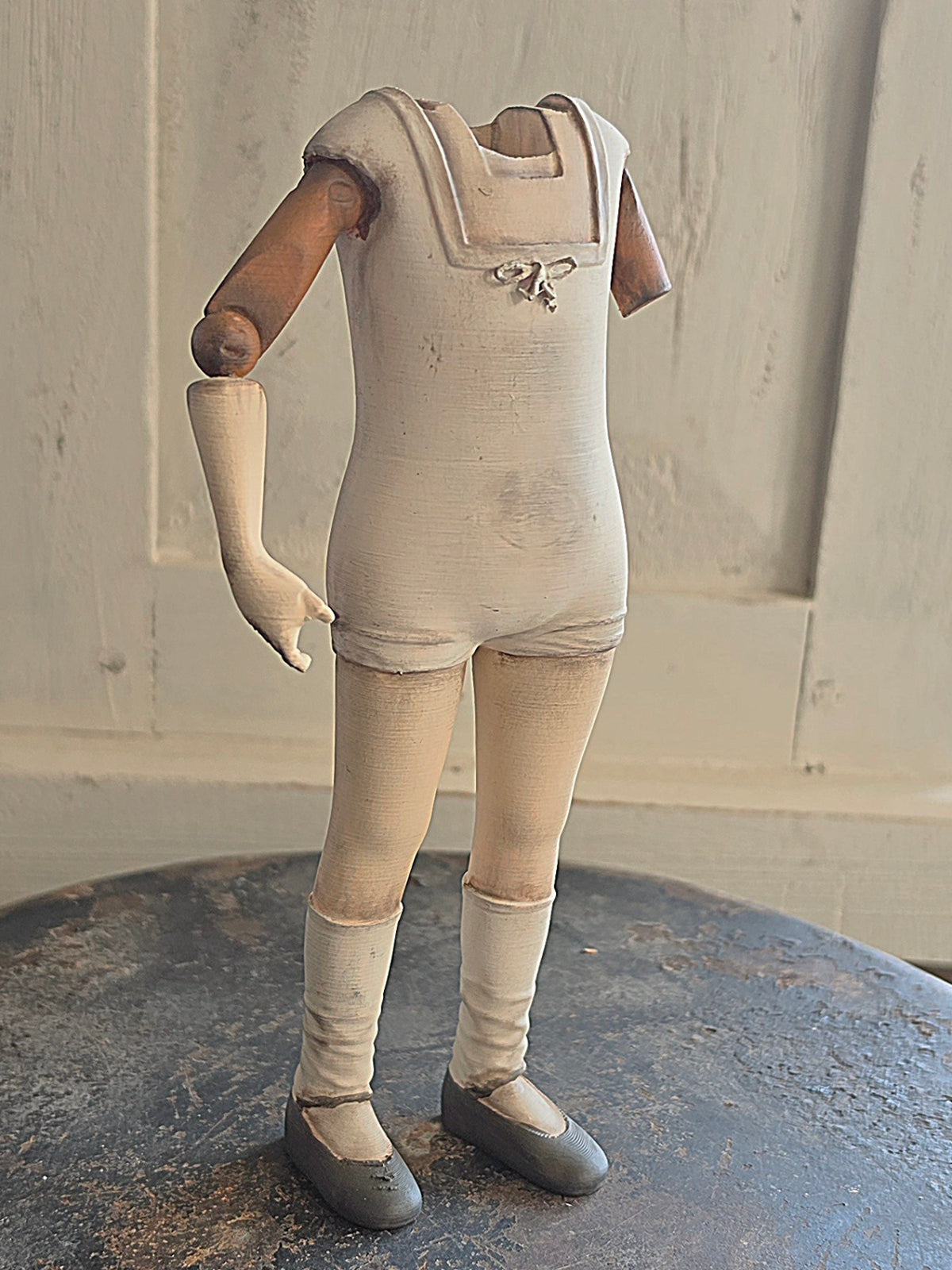 Vintage Paspop – Grote Stolpminiatuur – Antique Doll Display – ca. 19 cm