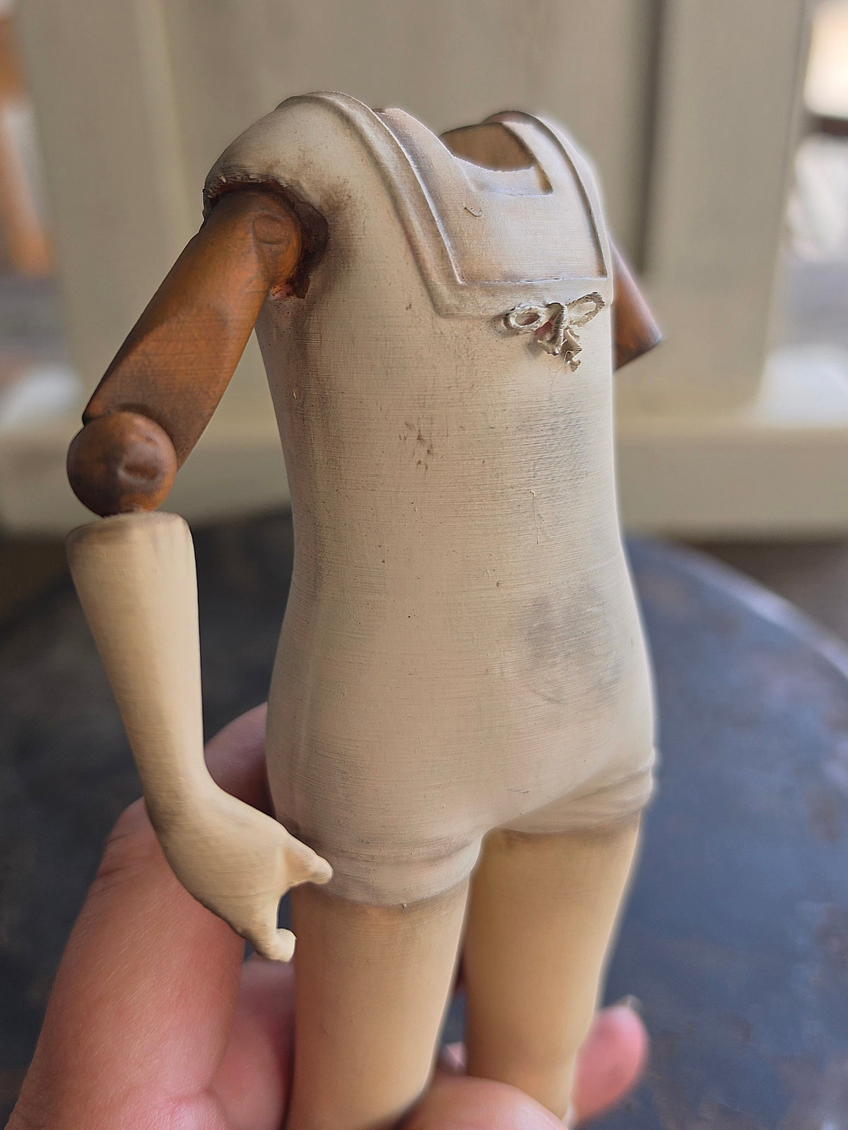 Vintage Paspop – Grote Stolpminiatuur – Antique Doll Display – ca. 19 cm