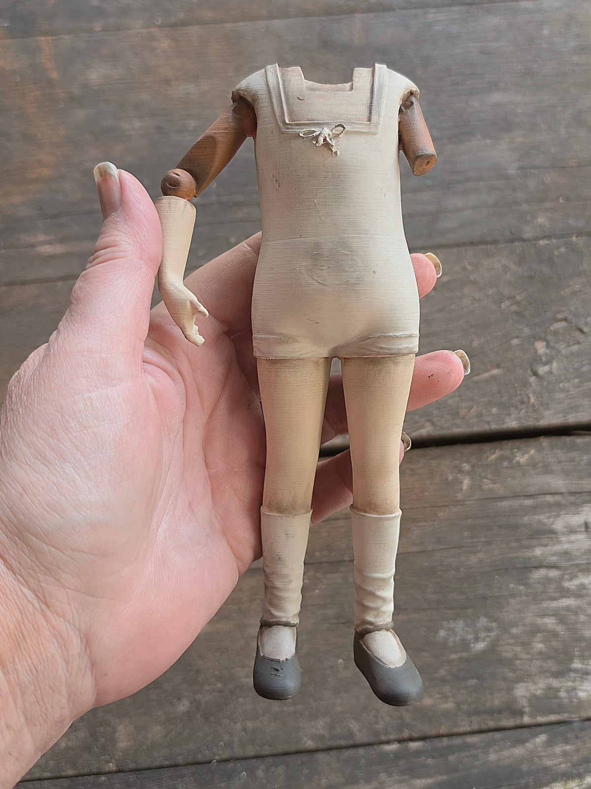 Vintage Paspop – Grote Stolpminiatuur – Antique Doll Display – ca. 19 cm