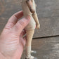 Vintage Paspop – Grote Stolpminiatuur – Antique Doll Display – ca. 19 cm