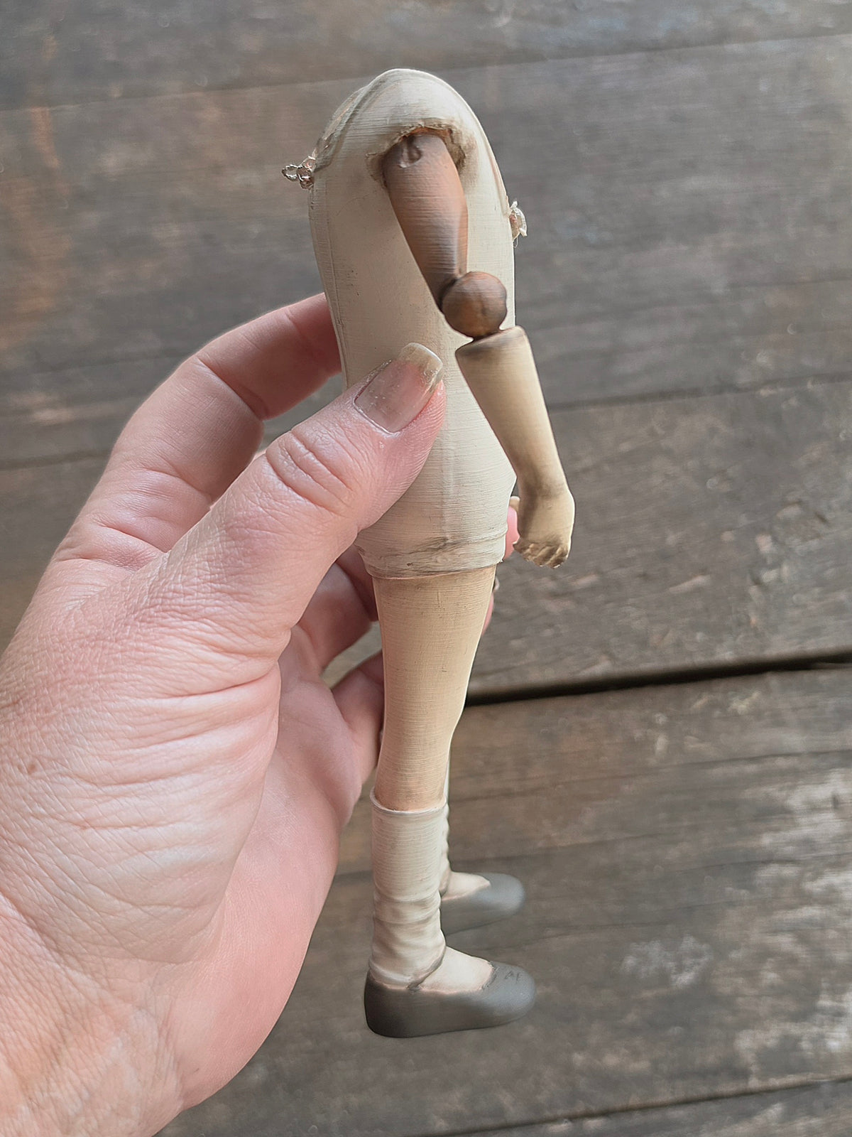 Vintage Paspop – Grote Stolpminiatuur – Antique Doll Display – ca. 19 cm