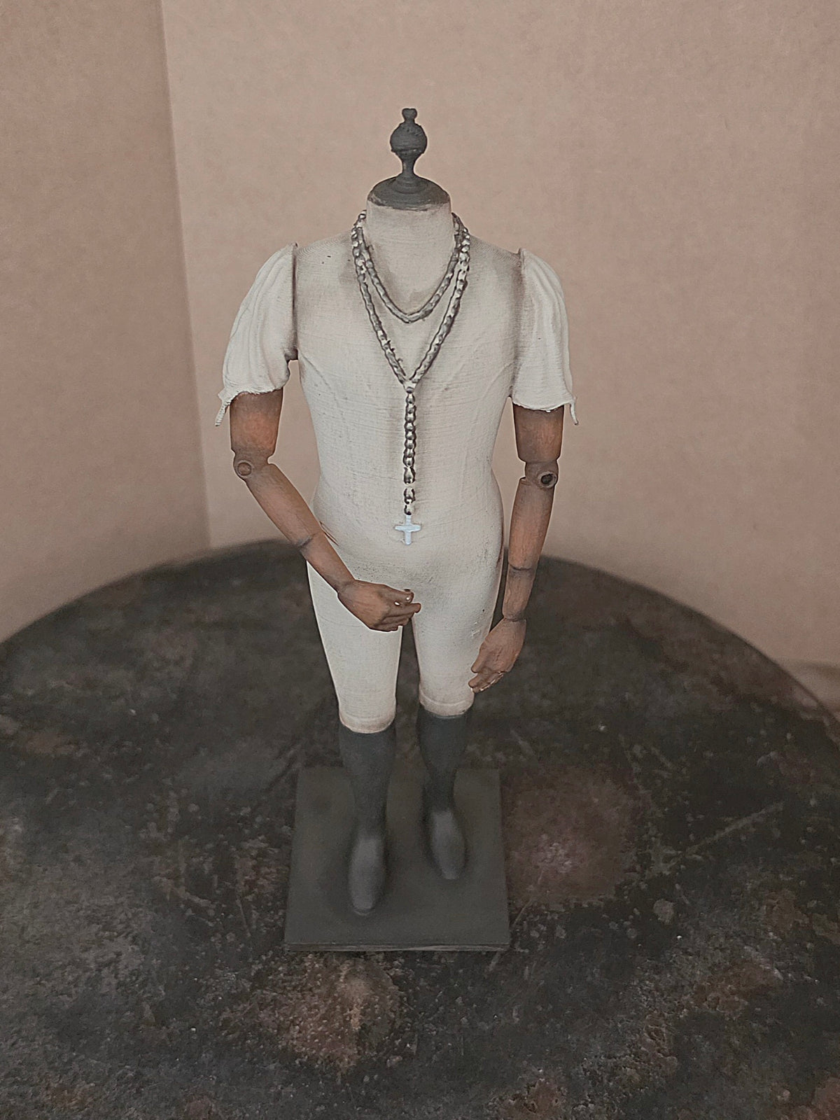 Napoleon Popje met Rozenkrans – Grote Stolpminiatuur – Antieke Stijl – ca. 19 cm