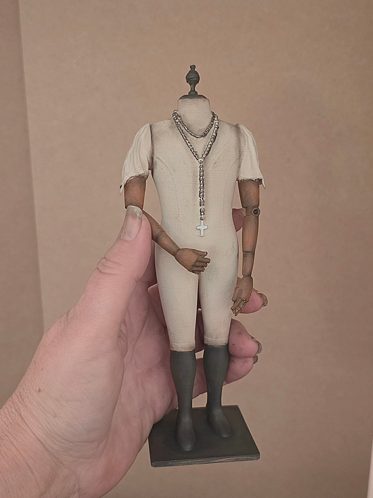 Napoleon Popje met Rozenkrans – Grote Stolpminiatuur – Antieke Stijl – ca. 19 cm