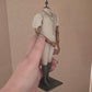 Napoleon Popje met Rozenkrans – Grote Stolpminiatuur – Antieke Stijl – ca. 19 cm