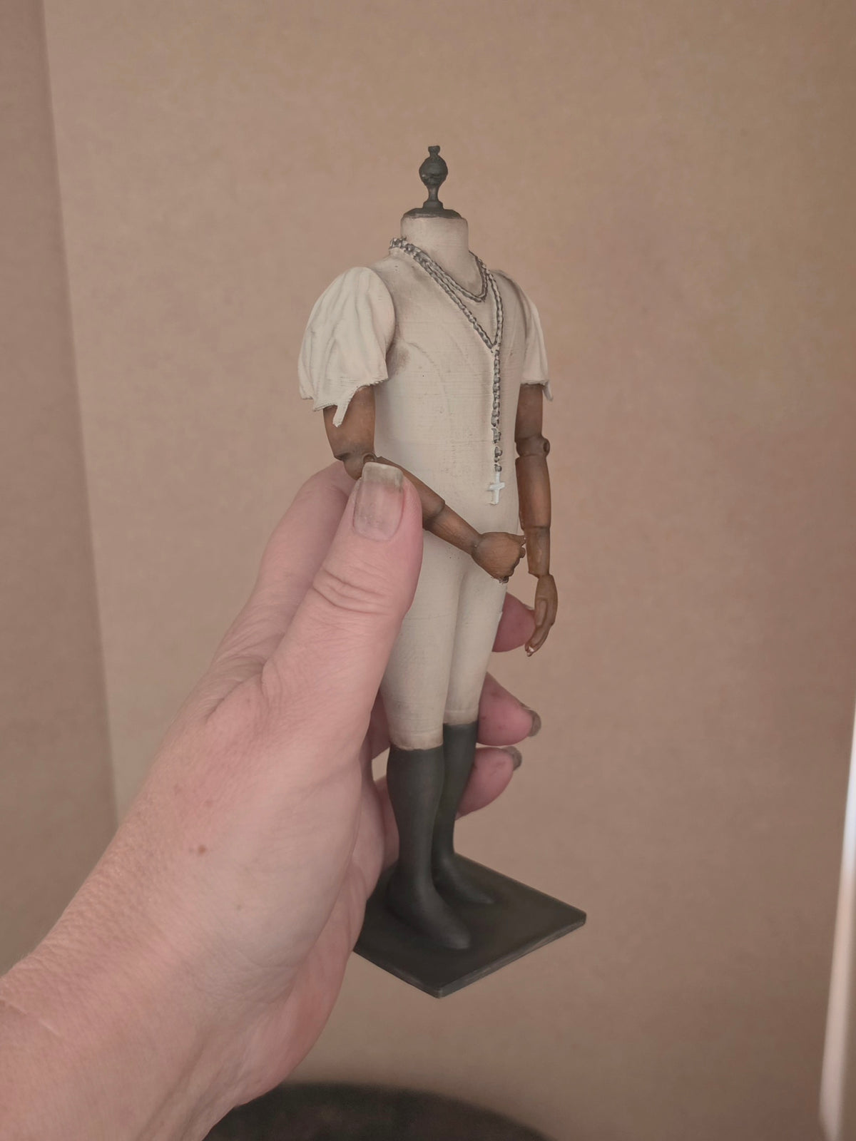 Napoleon Popje met Rozenkrans – Grote Stolpminiatuur – Antieke Stijl – ca. 19 cm