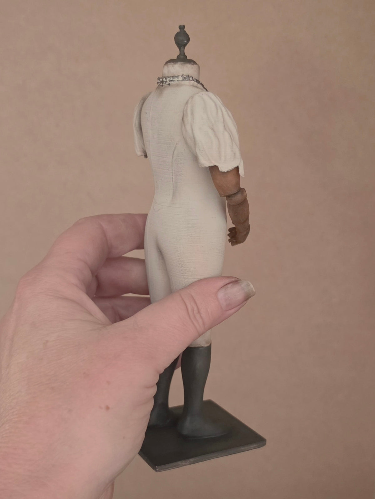 Napoleon Popje met Rozenkrans – Grote Stolpminiatuur – Antieke Stijl – ca. 19 cm