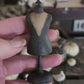 Miniatuur Kinderpaspop op Standaard | Vintage Child Dress Form | Brocante Mannequin | Handbeschilderd Resin Miniatuur