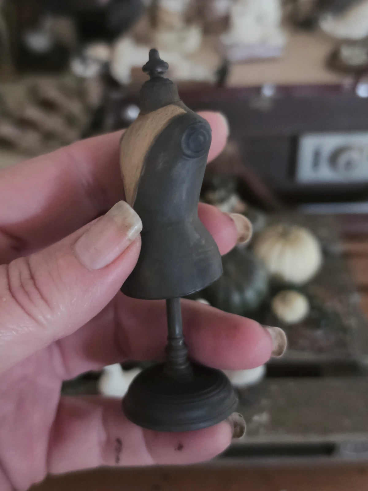 Miniatuur Kinderpaspop op Standaard | Vintage Child Dress Form | Brocante Mannequin | Handbeschilderd Resin Miniatuur